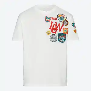 Herren-T-Shirt mit verschiedenen Badges