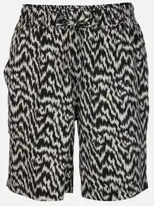 Damen Shorts mit Alloverprint Schwarz
