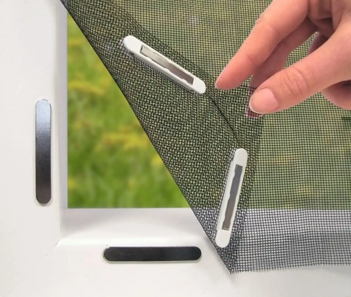 Bild 4 von EASYmaxx Moskitonetz 150x130cm schwarz für Fenster mit Magnetbefestigung