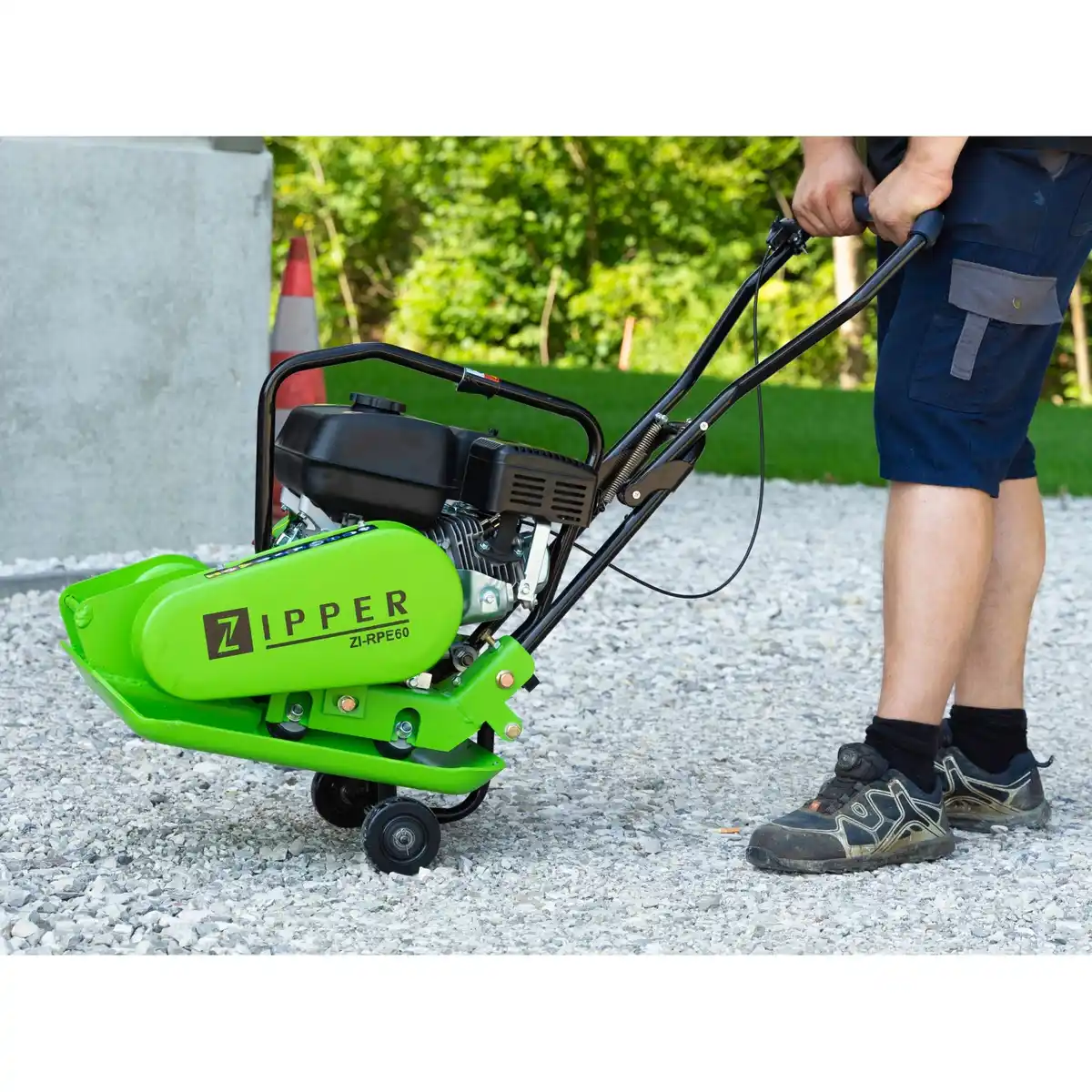 Bild 4 von Zipper Rüttelplatte ZI-RPE60 inkl. Gummiplatte und Fahrwerk 62 kg 4 kW