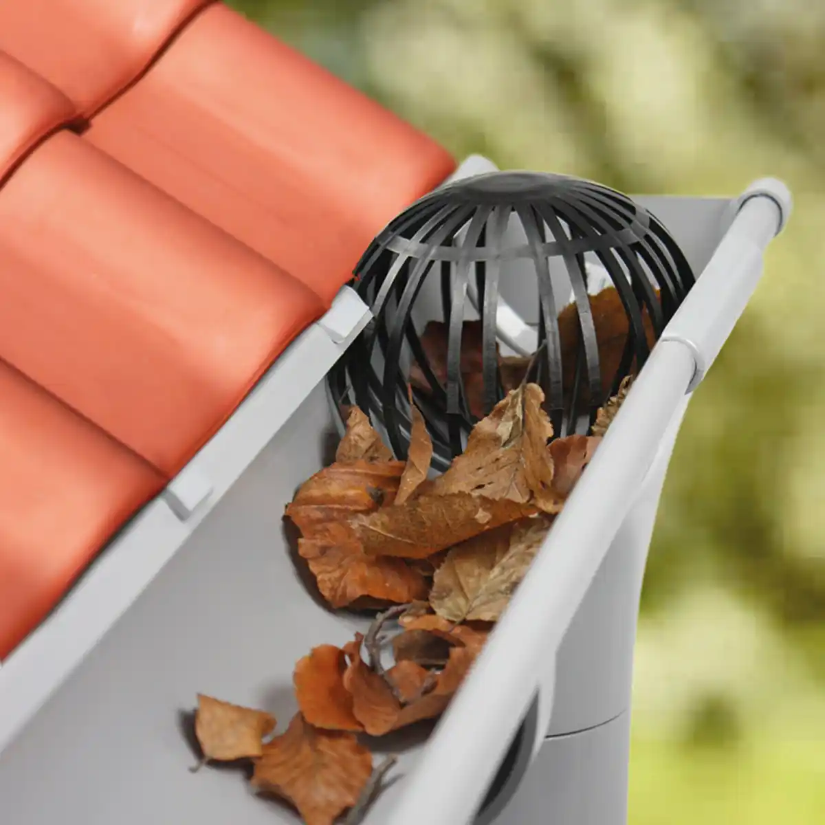 Bild 1 von Powertec Garden Dachrinnen-Fallrohrschutz