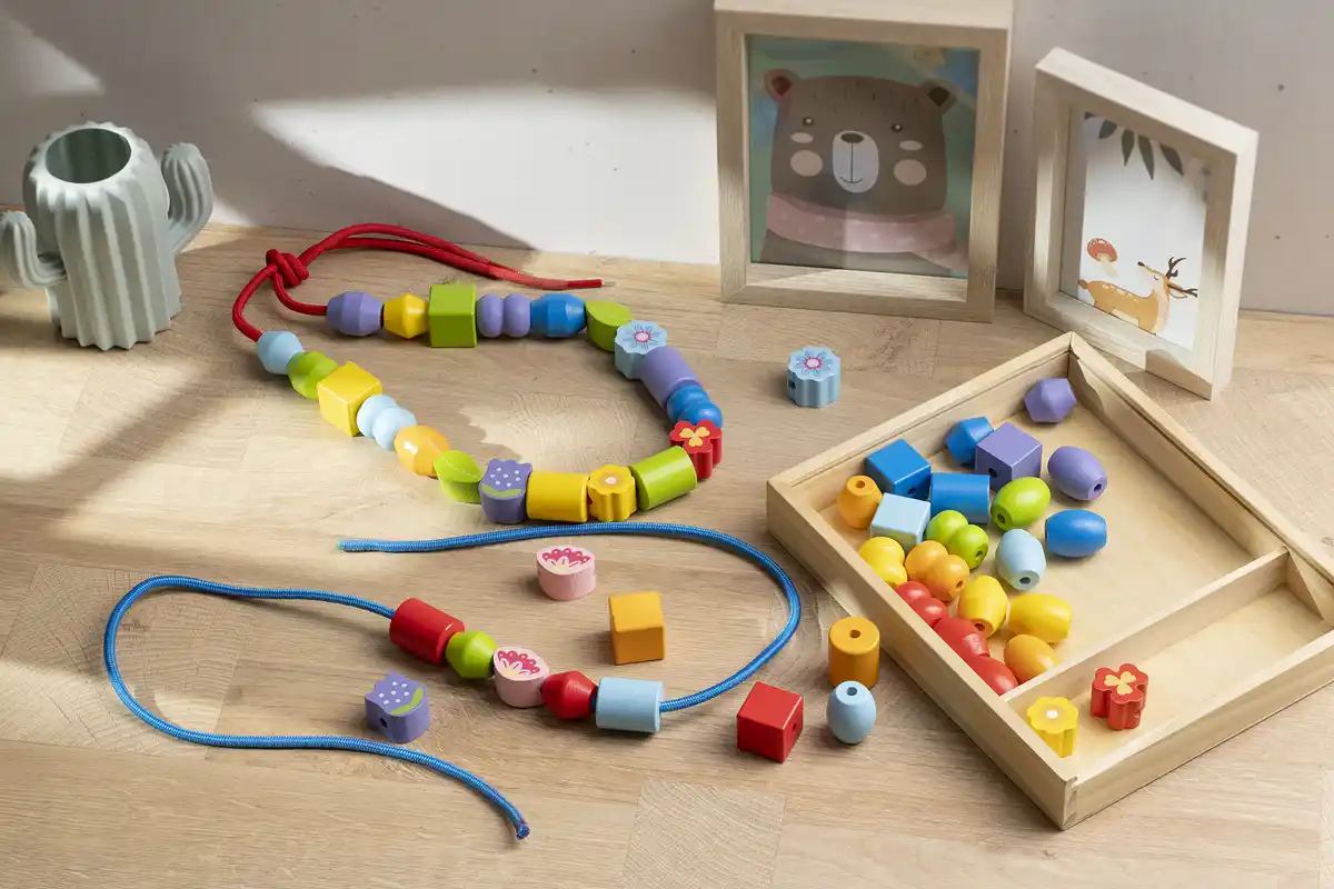 Bild 3 von IDEENWELT Fädelspiel Holzperlen