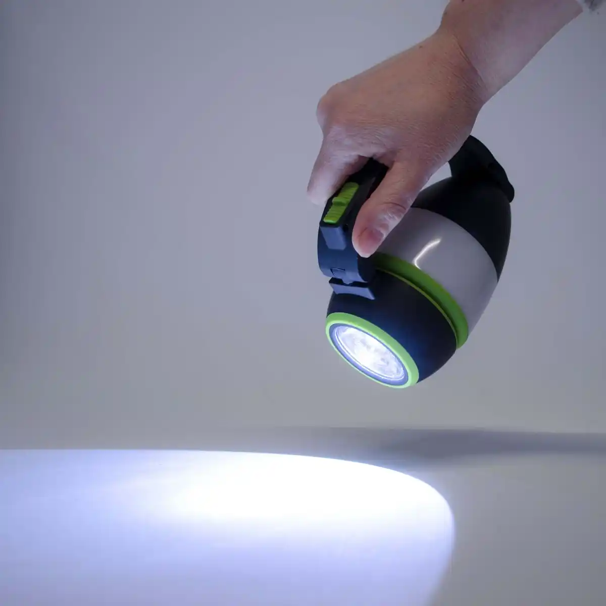 Bild 3 von 3-in-1 Multifunktionsleuchte grün