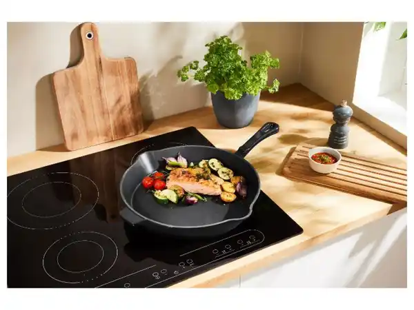 Bild 3 von SILVERCREST® Pfanne Gusseisen 30 cm mit Ausgießer