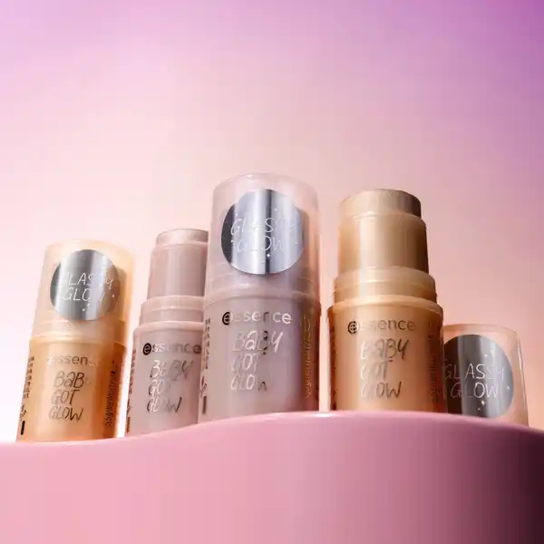Bild 3 von essence Baby Got Glow Highlighter Stick 10 Golden Aura, 5,5 g