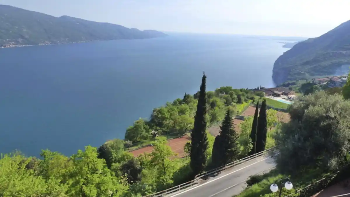 Bild 1 von Italien - Lombardei - Tignale - 3* Hotel La Rotonda - Familienzimmer