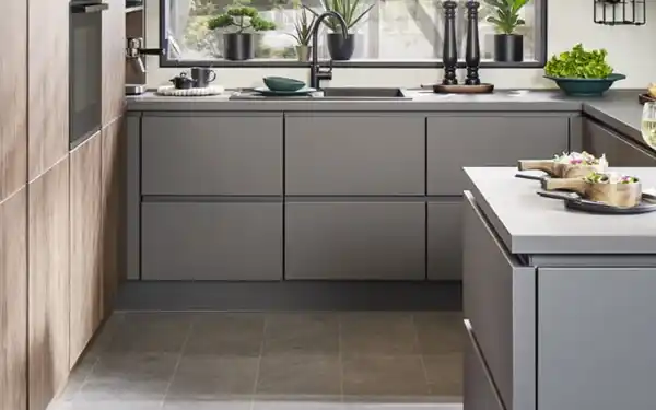 Bild 4 von Impressa - Einbauküche Uno/Bali, perlgrau/Nussbaum Nachbildung, inkl. AEG Elektrogeräte