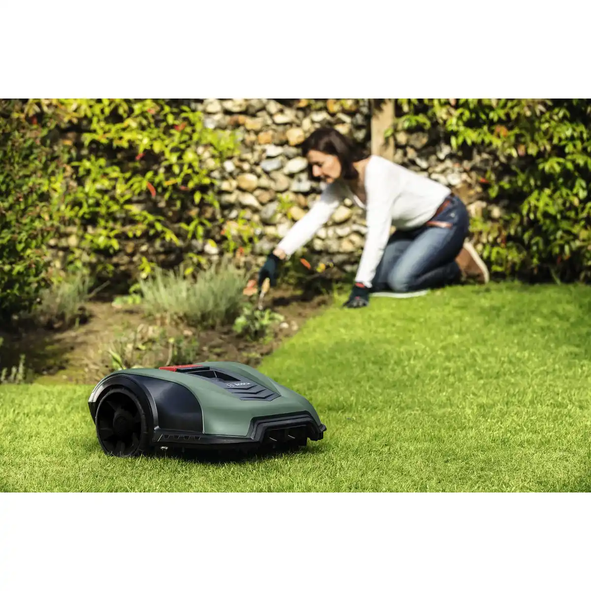 Bild 2 von BOSCH HOME & GARDEN Rasenmähroboter »Indego S+ 400«, 18 V, für ca. 400 m², Schnittbreite: 19 cm