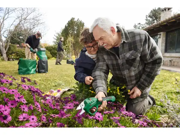 Bild 3 von PARKSIDE® Elektro-Messerhäcksler »PEMH 2400 C4«, 2 hochwertige Wendemesser aus gehärtetem Spezialstahl