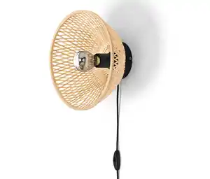 Wandleuchte mit Bambusschirm