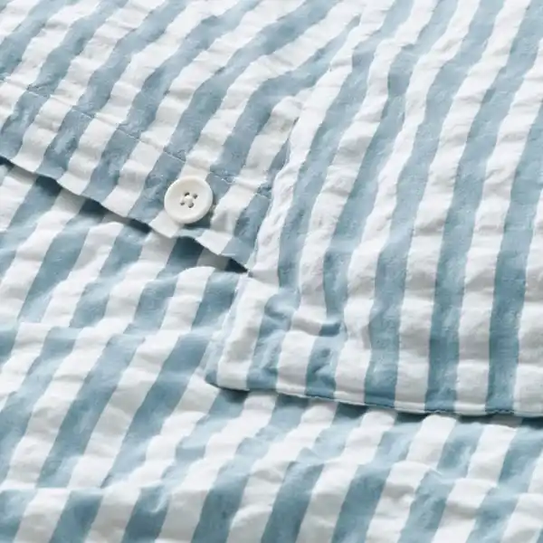 Bild 3 von SMÅNUNNEÖRT Bettwäsche-Set, 2-teilig, dunkel graublau weiß/gestreift, 140x200/80x80 cm