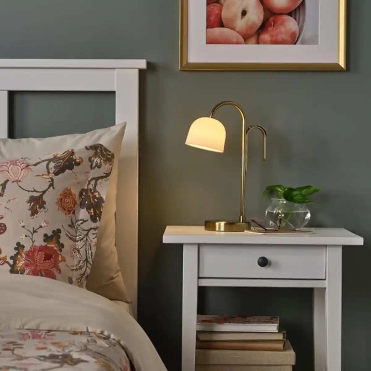 Bild 3 von TVÅMASTAD LED-Leuchte tragbar, batteriebetrieben Messing/opalweiß Glas