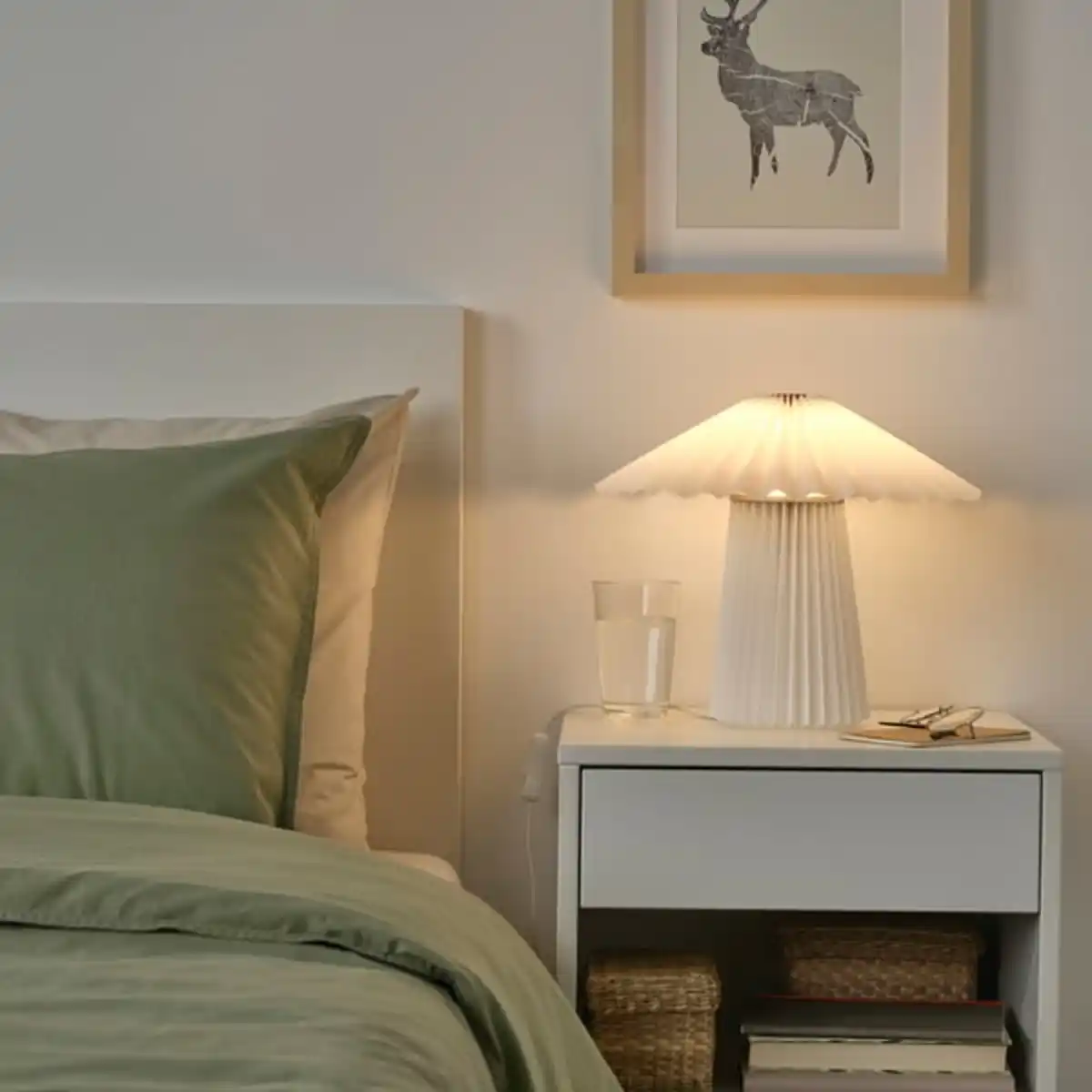 Bild 2 von KUDDLAVA Tischleuchte, plissiert weiß, 28 cm