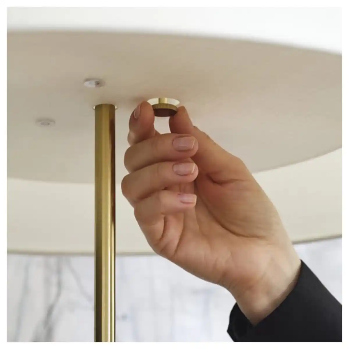 Bild 4 von STOCKHOLM 2025 Tischleuchte, weiß textil/vermessingt, 65 cm