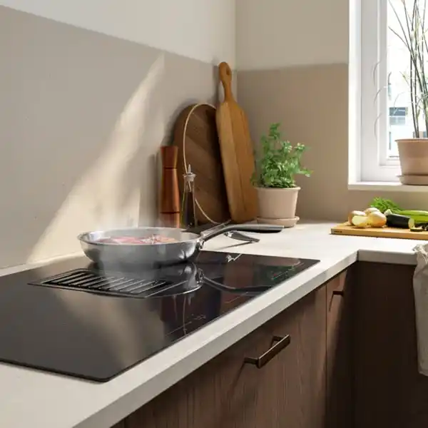 Bild 2 von FÖRDELAKTIG Induktionskochfeld mit Dunstabzug, IKEA 700 schwarz, 83 cm