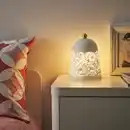 Bild 2 von SOLSKUR Tischleuchte, LED, weiß/messingfarben