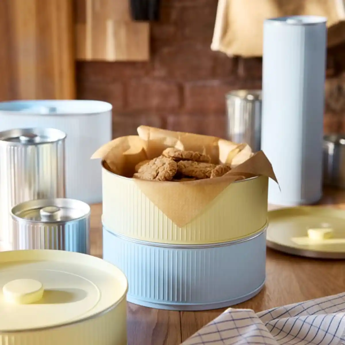 Bild 3 von BETTHAJ Dose mit Deckel, für Gebäck/blassgelb blassblau, 2.5 l