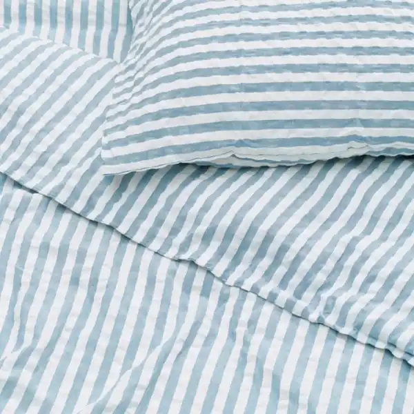 Bild 2 von SMÅNUNNEÖRT Bettwäsche-Set, 2-teilig, dunkel graublau weiß/gestreift, 140x200/80x80 cm