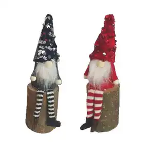 Santa auf Baumstamm