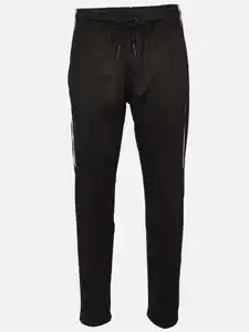 Herren Jogginghose mit Paspel und kleinem Einsatz Schwarz