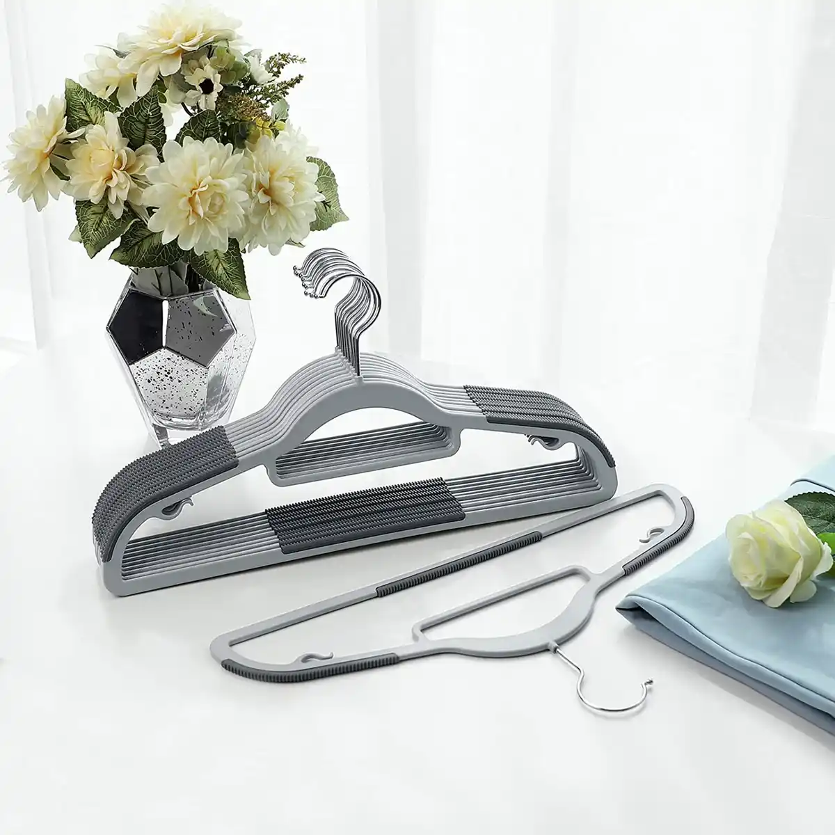 Bild 3 von Kleiderbügel aus Kunststoff, grau, 42 x 21,5 x 0,5 cm