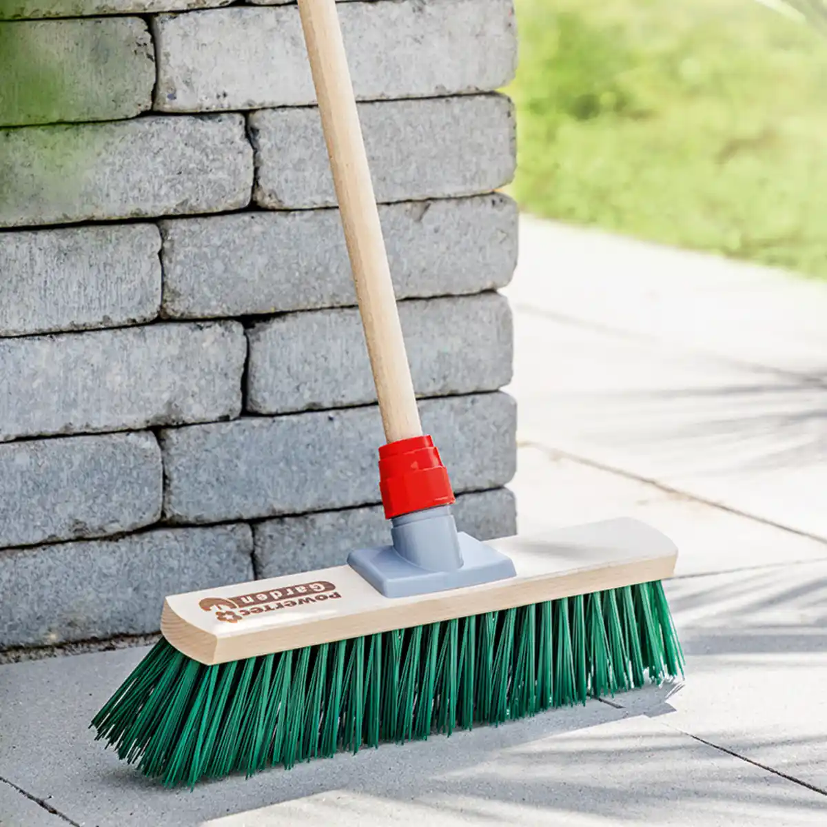 Bild 1 von Powertec Garden Garten-/ Straßenbesen mit Holzstiel