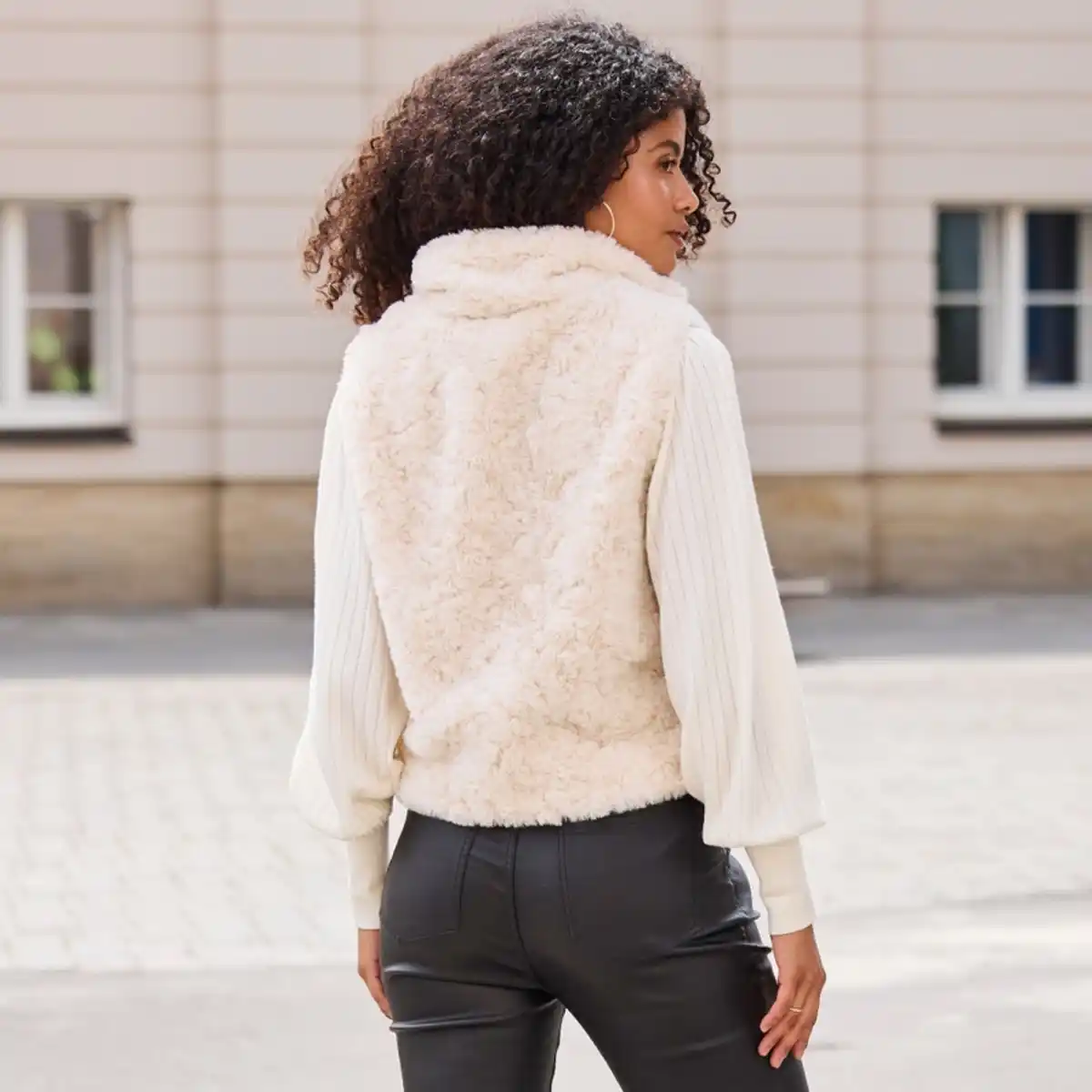 Bild 4 von Damen-Outdoor-Kunstfellweste mit Reißverschluss