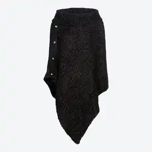 Damen-Strick-Poncho mit dekorativen Knöpfen