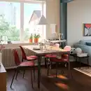 Bild 2 von SKÅLSTA Tisch und 4 Stühle, Nussbaumnachbildung gerade schwarzgrau/Kunststoff rot röhrenförmiges Metall/schwarzgrau, 140x80 cm