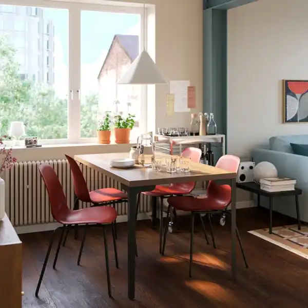 Bild 2 von SKÅLSTA Tisch und 4 Stühle, Nussbaumnachbildung gerade schwarzgrau/Kunststoff rot röhrenförmiges Metall/schwarzgrau, 140x80 cm