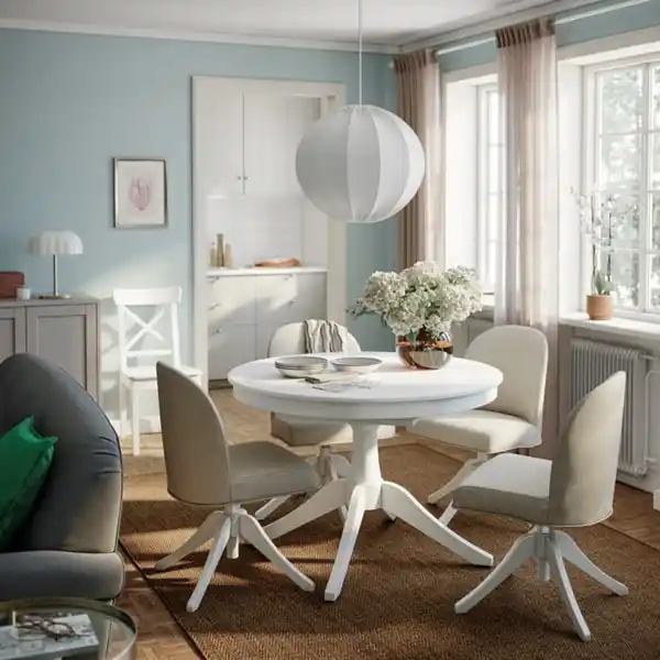 Bild 2 von ROSENTORP / ROSENTORP Tisch und 4 Stühle, weiß/weiß Kilanda hellbeige, 110/155 cm
