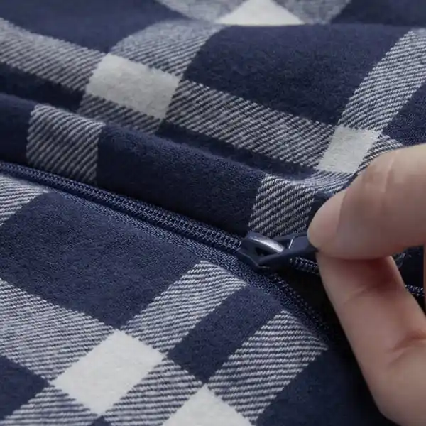 Bild 4 von TORNTUSS Bettwäsche-Set, 2-teilig, dunkelblau/Karo, 140x200/80x80 cm