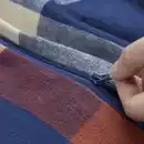 Bild 4 von BLÅSENAP Bettwäsche-Set, 2-teilig, bunt/Karo, 155x220/80x80 cm