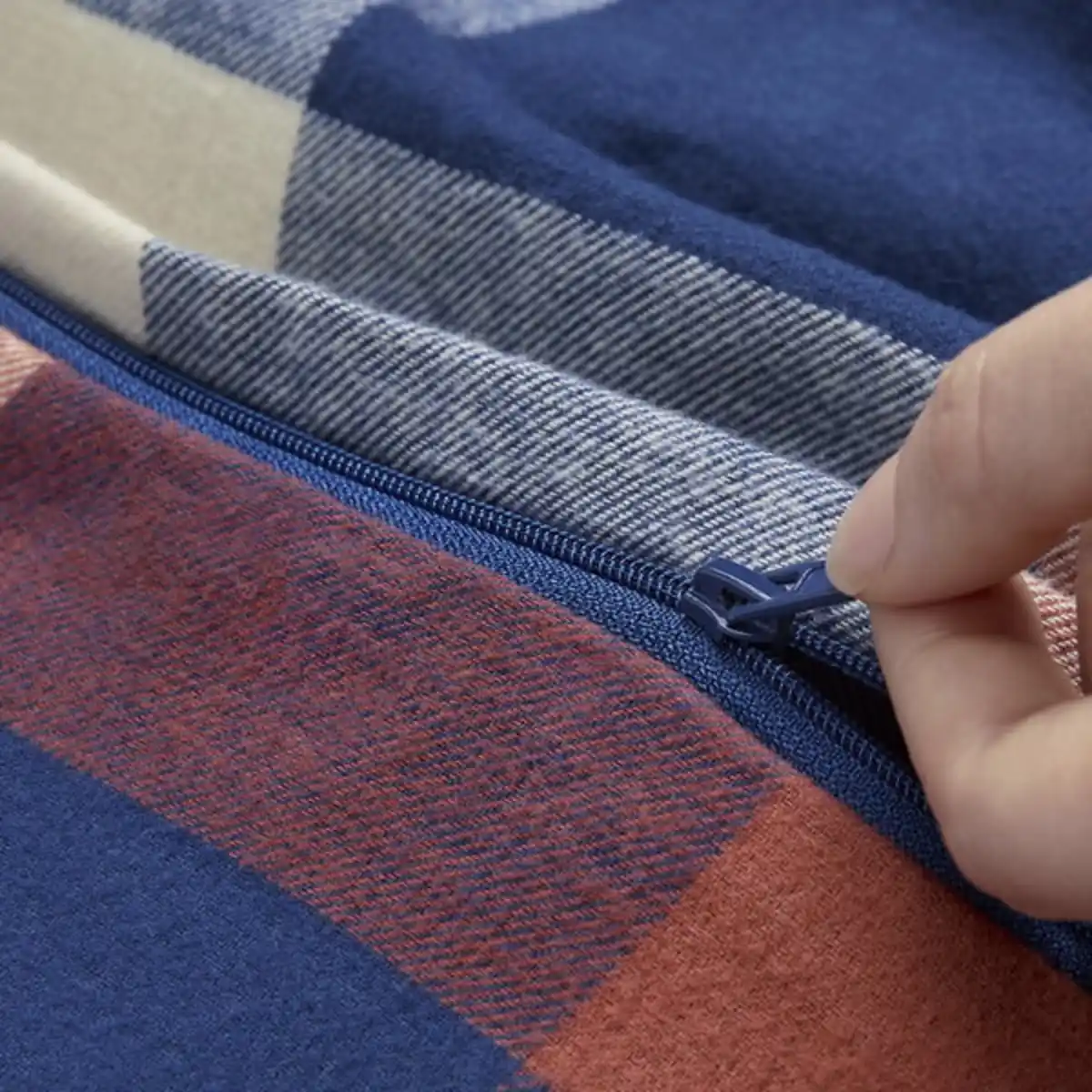 Bild 4 von BLÅSENAP Bettwäsche-Set, 2-teilig, bunt/Karo, 155x220/80x80 cm