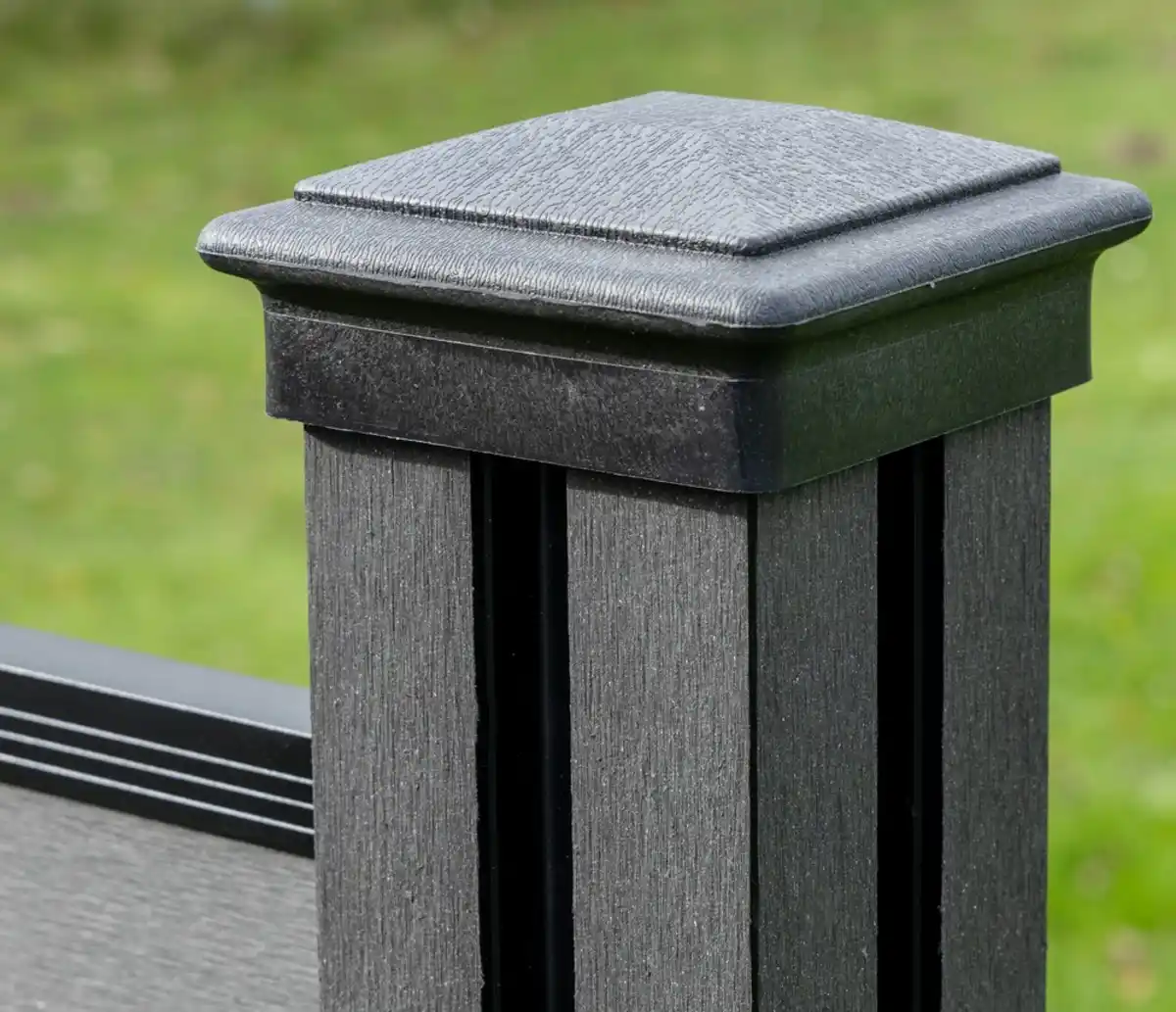 Bild 4 von WPC-Sichtschutzzaun CORTADO - 5x Element + 6x Pfosten mit 3 Luftöffnungen - Schwarz