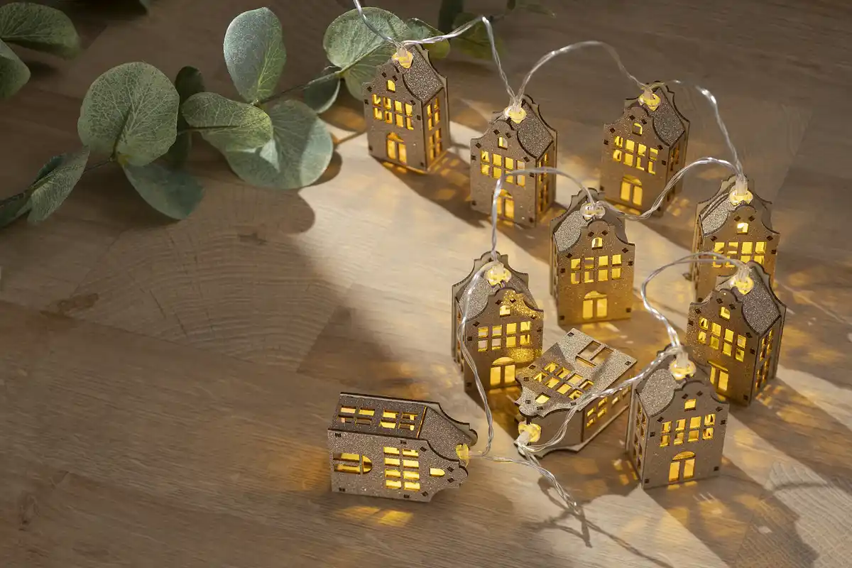 Bild 3 von IDEENWELT LED-Holzhaus-Lichterkette