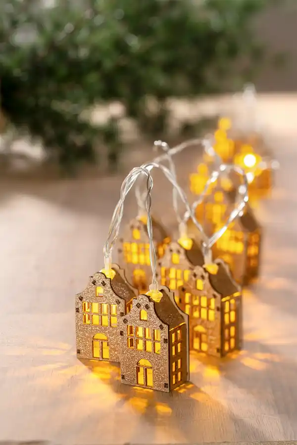 Bild 4 von IDEENWELT LED-Holzhaus-Lichterkette
