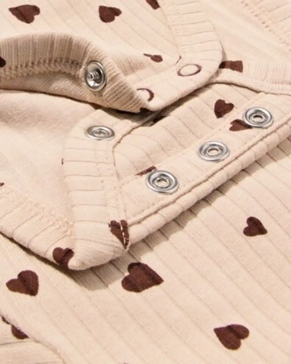 Bild 4 von Newborn-Wickelstrampler zum Mitwachsen, LENZING™ ECOVERO™, gerippt, Herzen hellbraun