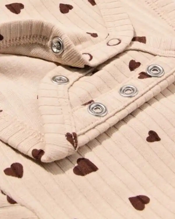 Bild 4 von Newborn-Wickelstrampler zum Mitwachsen, LENZING™ ECOVERO™, gerippt, Herzen hellbraun