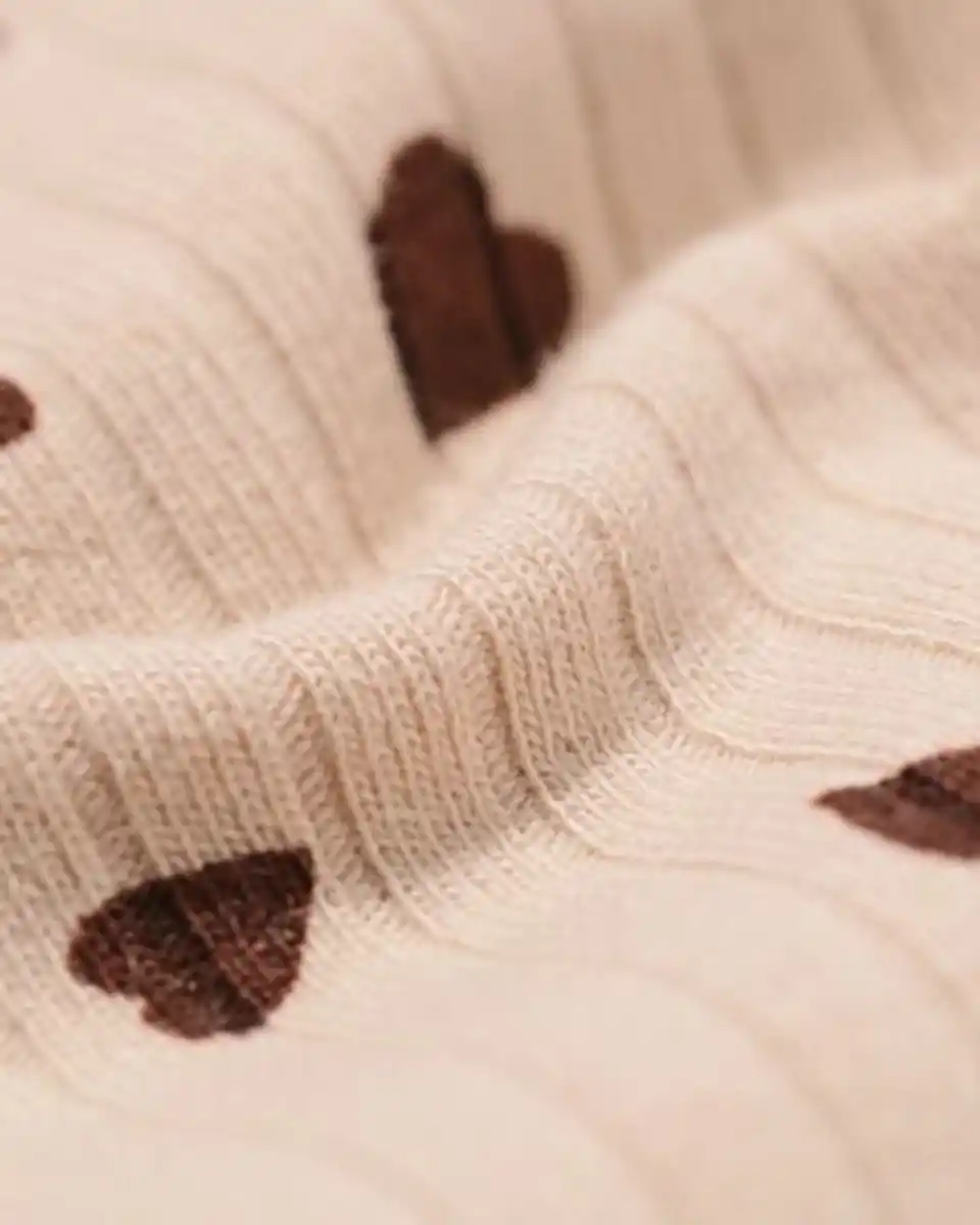 Bild 3 von Newborn-Wickelstrampler zum Mitwachsen, LENZING™ ECOVERO™, gerippt, Herzen hellbraun