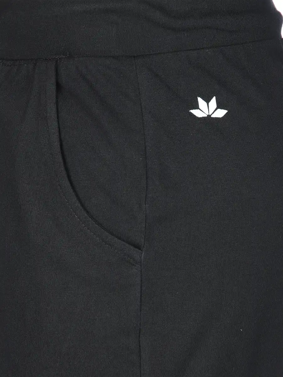 Bild 4 von Damen Jogginghose in Kurzgröße Schwarz