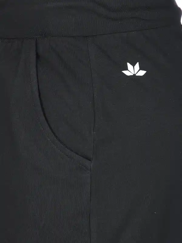 Bild 4 von Damen Jogginghose in Kurzgröße Schwarz