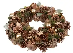 Kranz mit goldenen Kugeln und Zapfen