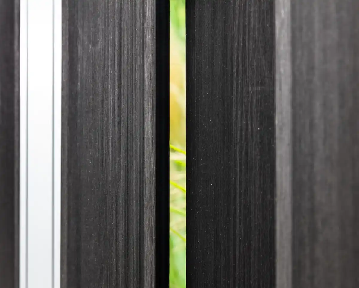 Bild 4 von WPC-Sichtschutzzaun CARMENO - 3x Element + 4x Pfosten - Schwarz