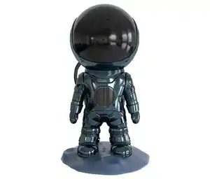 Astronaut mit Projektor und Lautsprecher