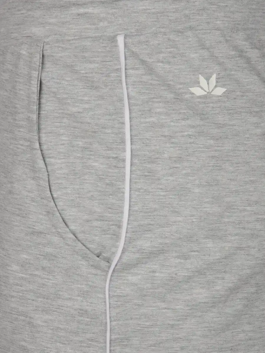 Bild 4 von Damen Jogginghose in Kurzgröße Silber