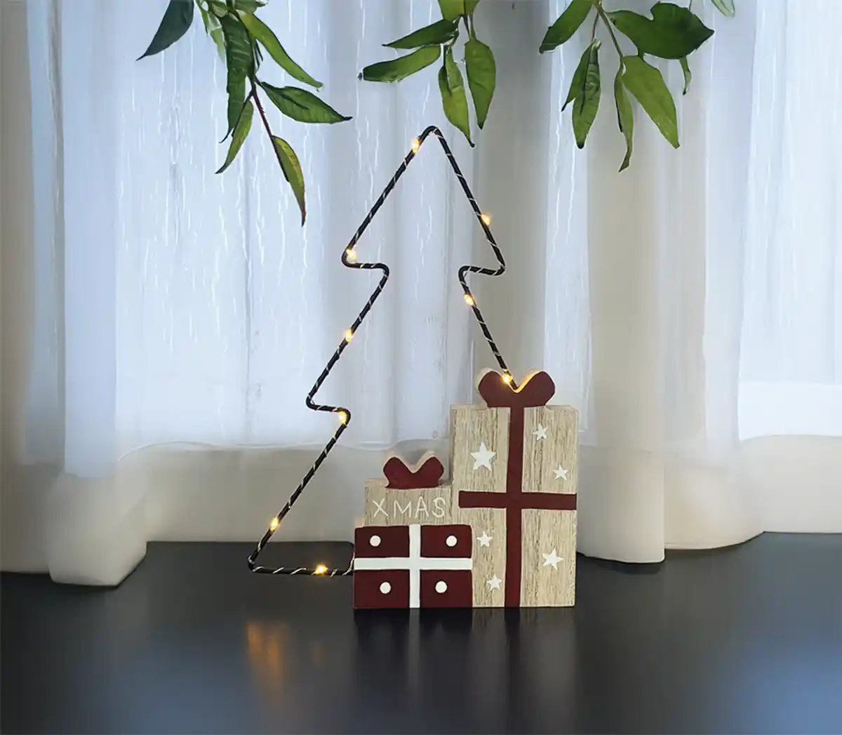 Bild 1 von LED Weihnachtsbaum mit Geschenken 19,5x2,3x27,2cm