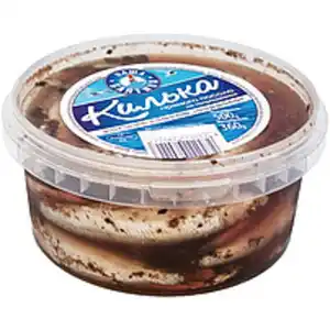 Ganze Sprotten (Sprattus sprattus) in Gewürzlake, unausgenom...