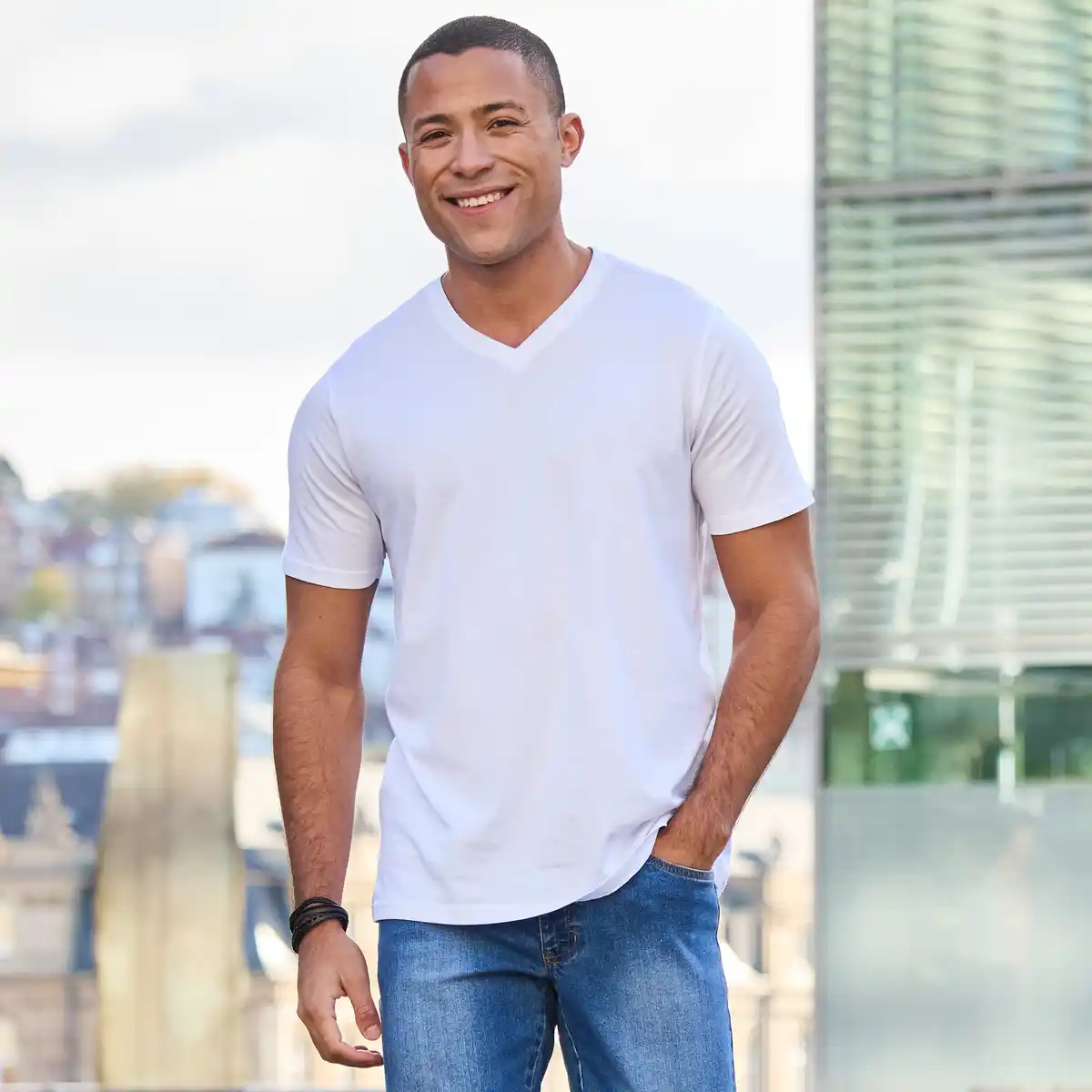 Bild 1 von Herren-T-Shirt mit V-Ausschnitt