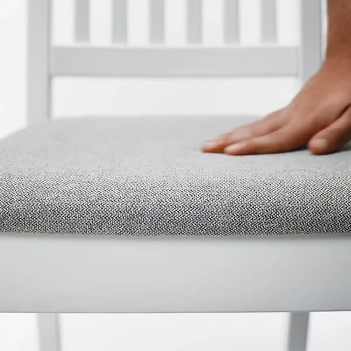 Bild 4 von NÄSINGE / NÄSINGE Tisch und 4 Stühle, weiß/weiß Tibbleby beige/grau, 130/190x80 cm